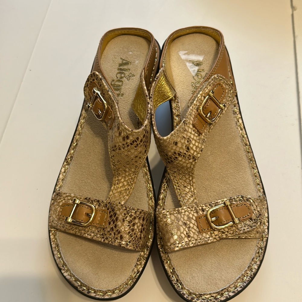 Alegria Lara Snake Print Embossed Wedge Sandals Beige.